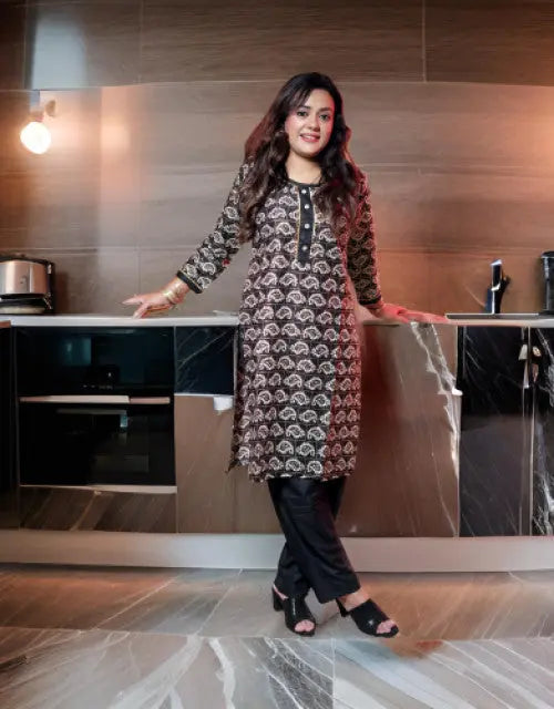 Women's Black Kurta | Small Carry Pattern | Elegant & Comfortable Ethnic Wear - Tenmart